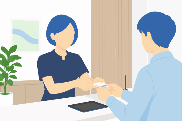 受付で患者様対応をするスタッフ
